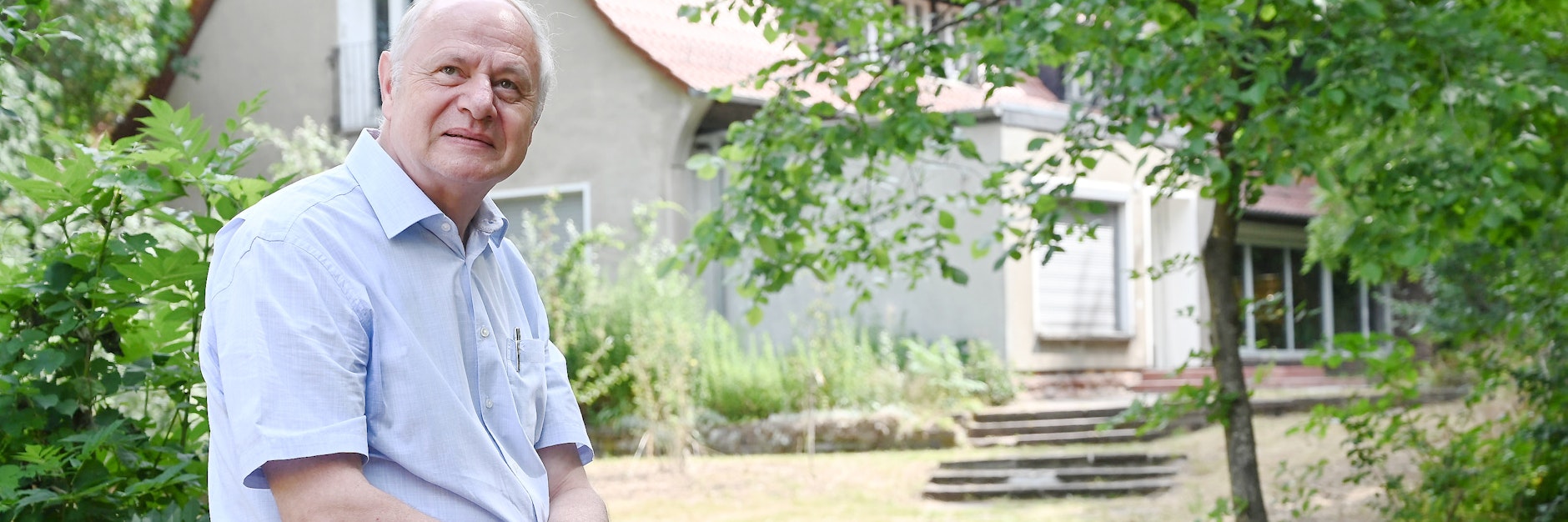 Hier verbrachte er seine Kindheit: Falk Dathe (69) vor dem Haus seines Vaters, das heute die Tierpark-Schule ist.