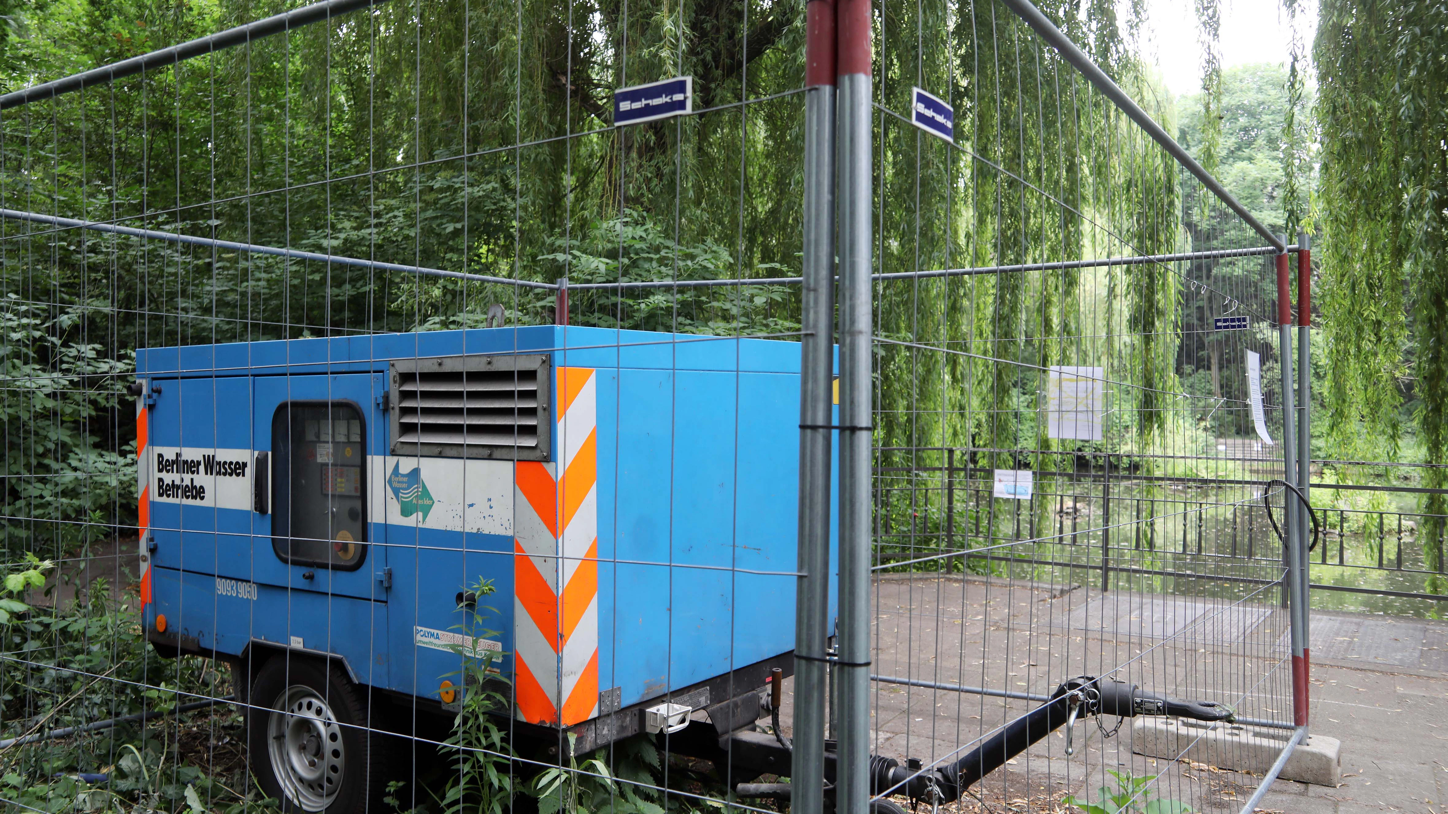 Momentan wird die Pumpe von einem Dieselaggregat betrieben, die Stromleitung dazu ist kaputt.