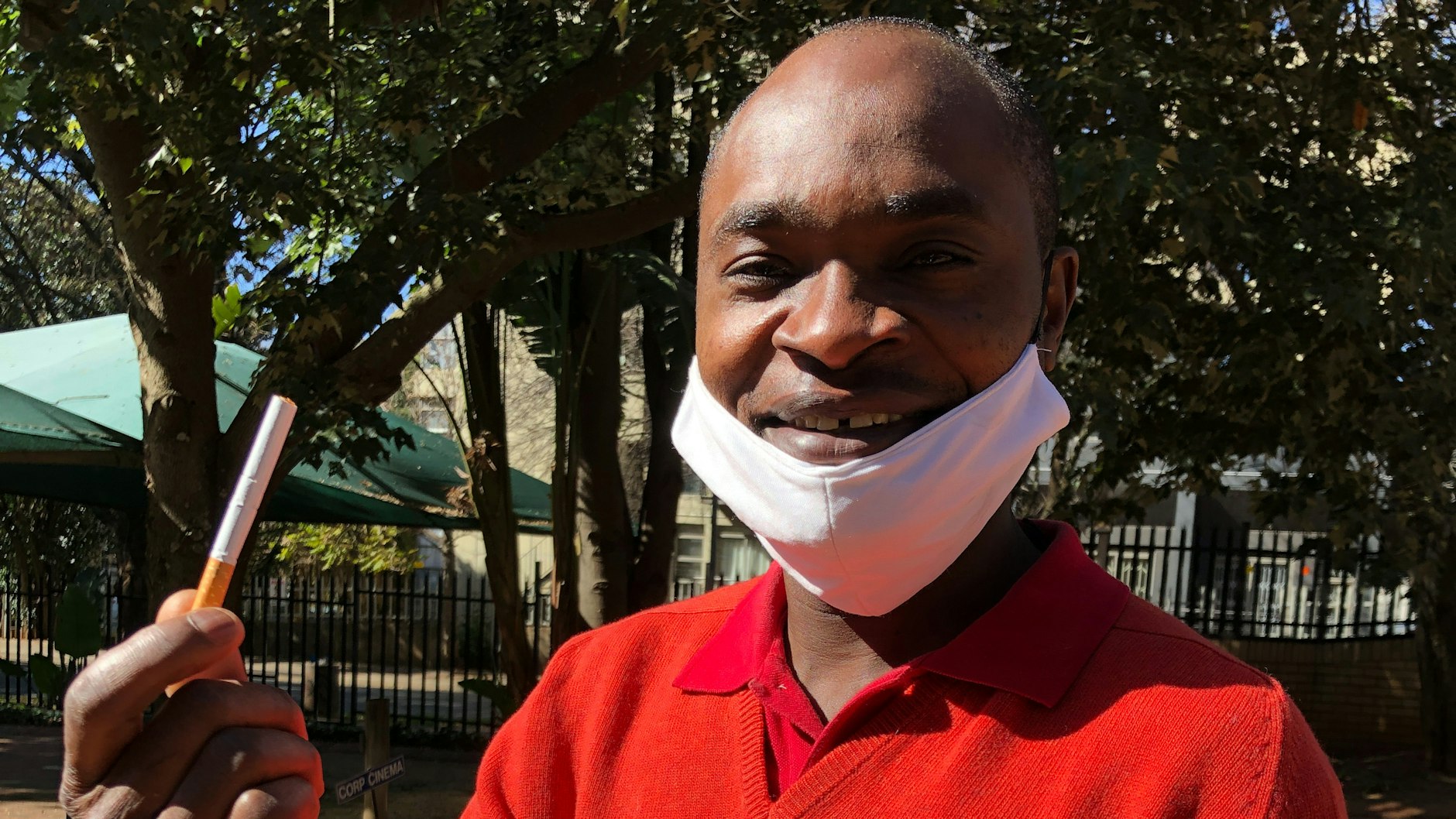 Die Zigarette als Trophäe: Pocha Ngulube hat Rand (26 Cents) für den Glimmstengel bezahlt.