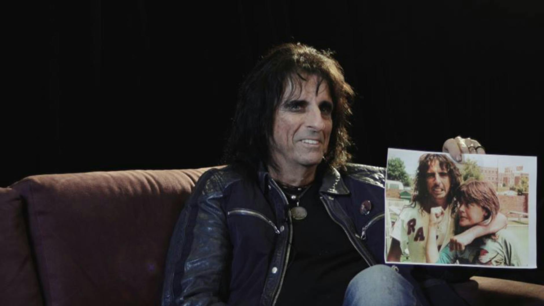 Alice Cooper zeigt ein Foto von ihm und Suzi aus alten Tagen in Detroit. 