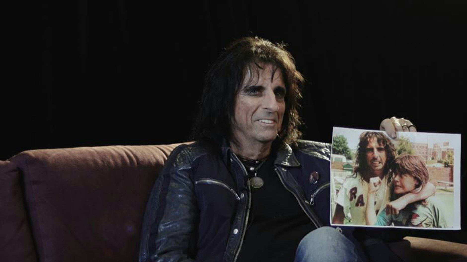 Alice Cooper zeigt ein Foto von ihm und Suzi aus alten Tagen in Detroit.&nbsp;