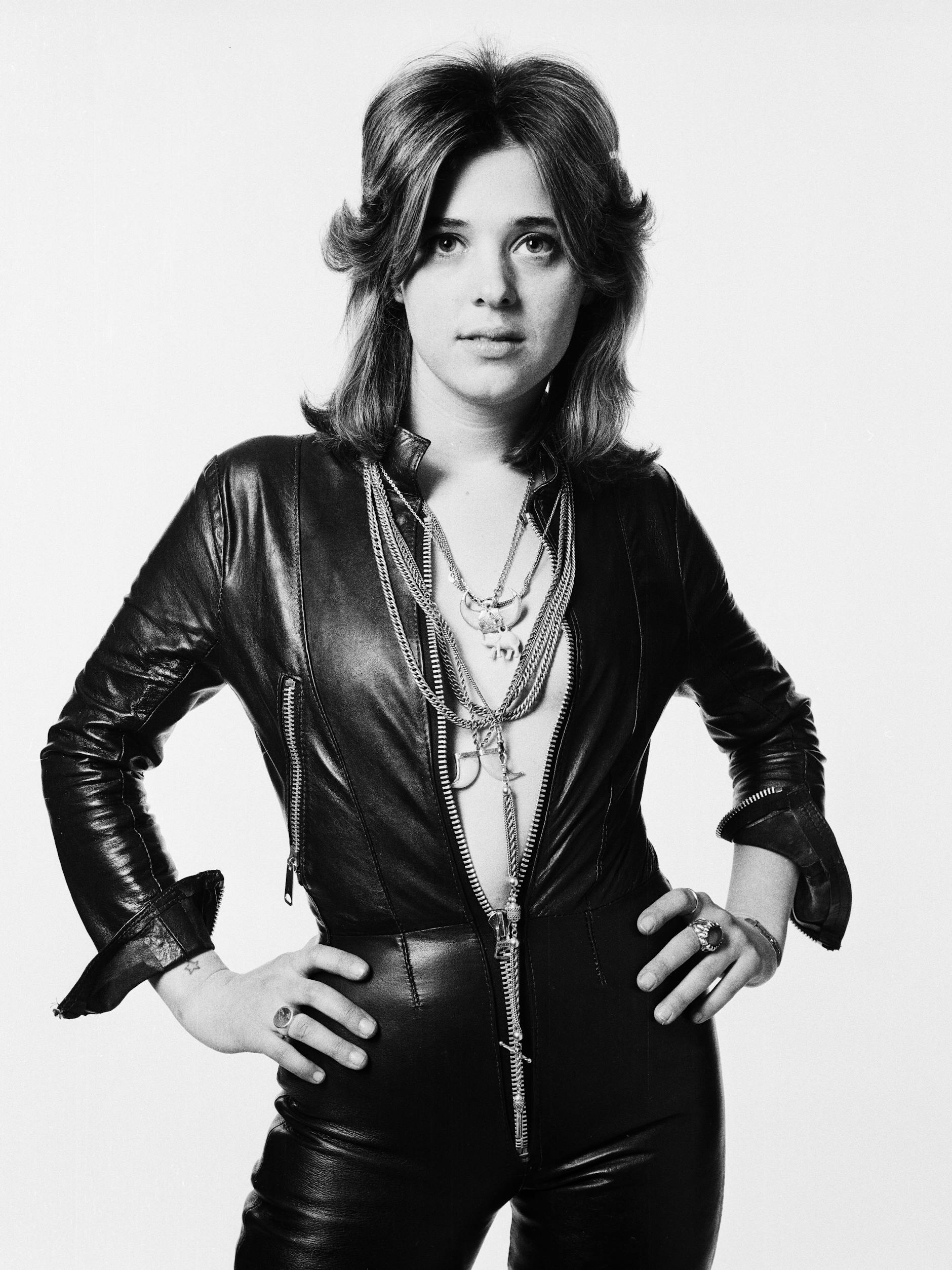 Suzi Quatro in den 1970er Jahren. Mit Lederkluft und ruppiger Stimme eroberte sie die Charts. Jetzt gibt es eine Dokumentation über sie. 