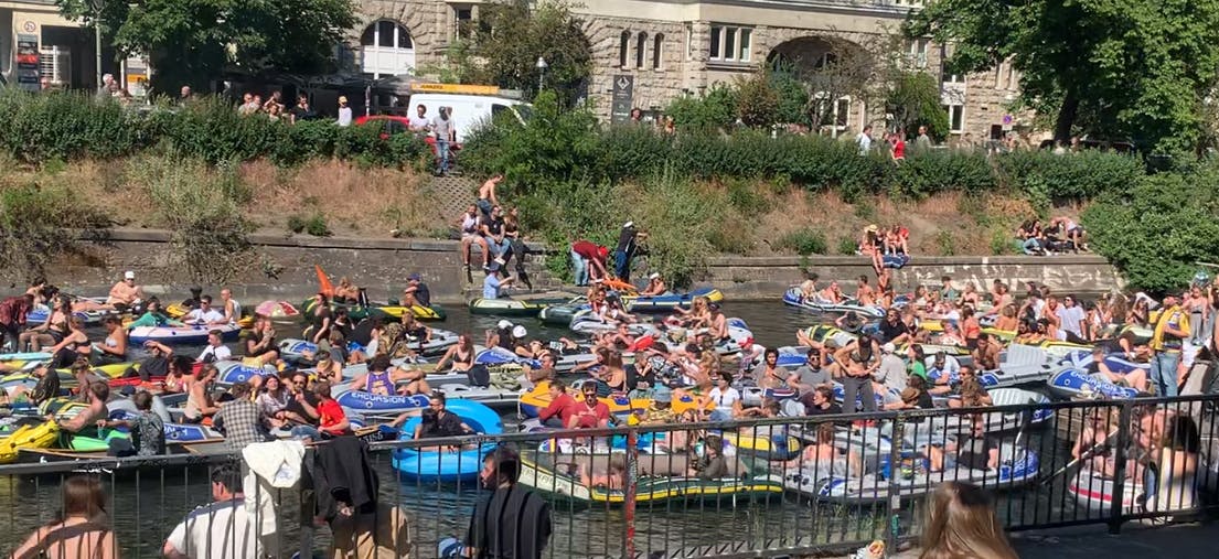 Bei der Wasser-Demonstration mit Booten auf dem Landwehrkanal in Berlin an Pfingsten können die Abstandsregeln nicht eingehalten werden. <br><br>