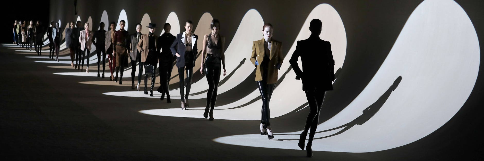 Models auf dem Laufsteg einer Saint Laurent Show während der Pariser Fashion Week im Februar 2020
