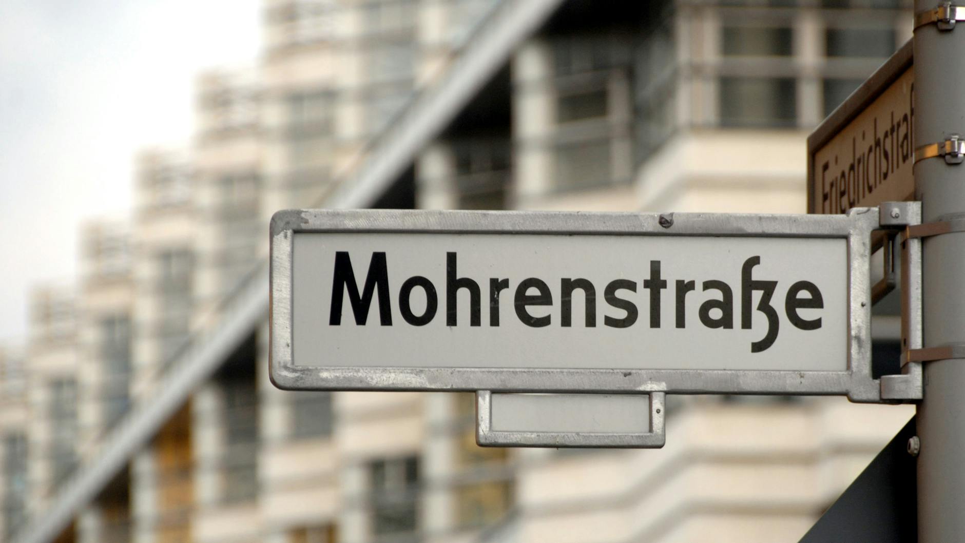 Mohrenstraße, Ecke Friedrichstraße. 
