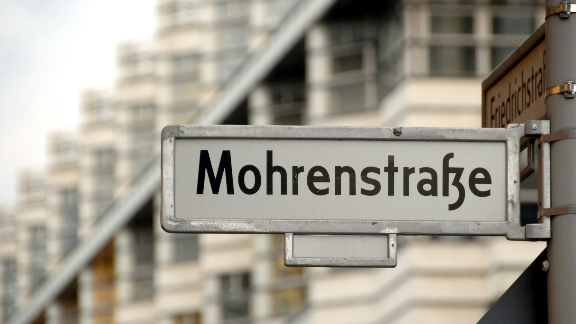 Mohrenstraße, Ecke Friedrichstraße.&nbsp;