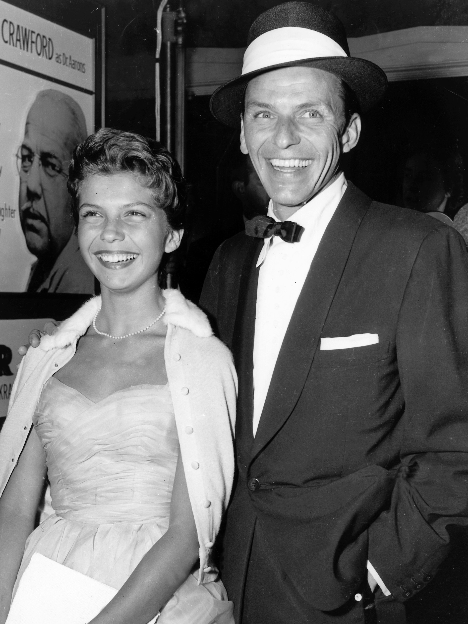 Nancy Sandra und ihr Vater, US-Sänger Frank Sinatra, kommen in Hollywood zur Premiere seines neuesten Films „... und nichts als ein Fremder“.