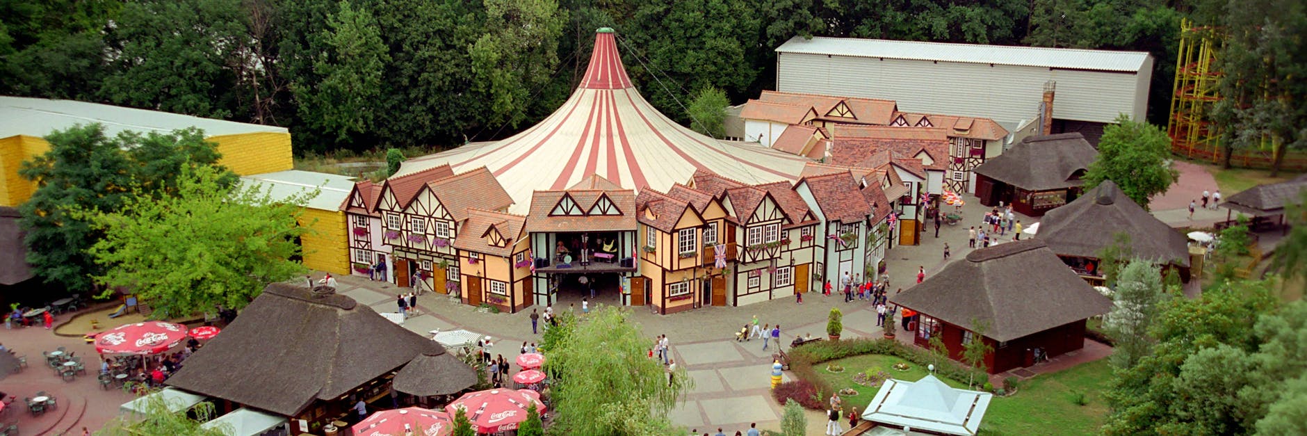 Blick auf die Kulisse des Bereiches Alt-England im Berliner Spreepark.