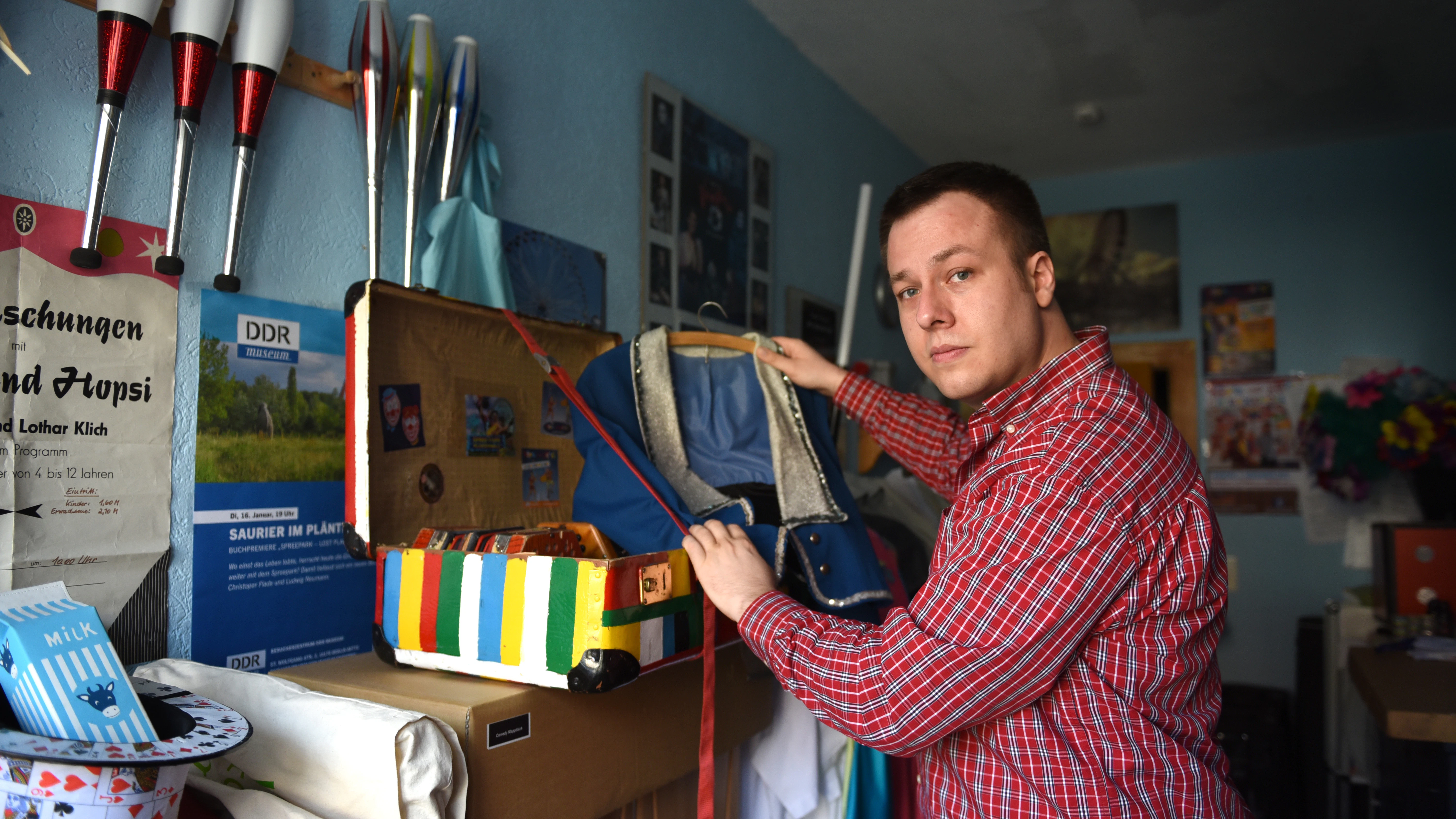 Christopher Flade (31) übernahm vor Jahren die Requisiten der Spreepark-Clowns „Hops und Hopsi“.