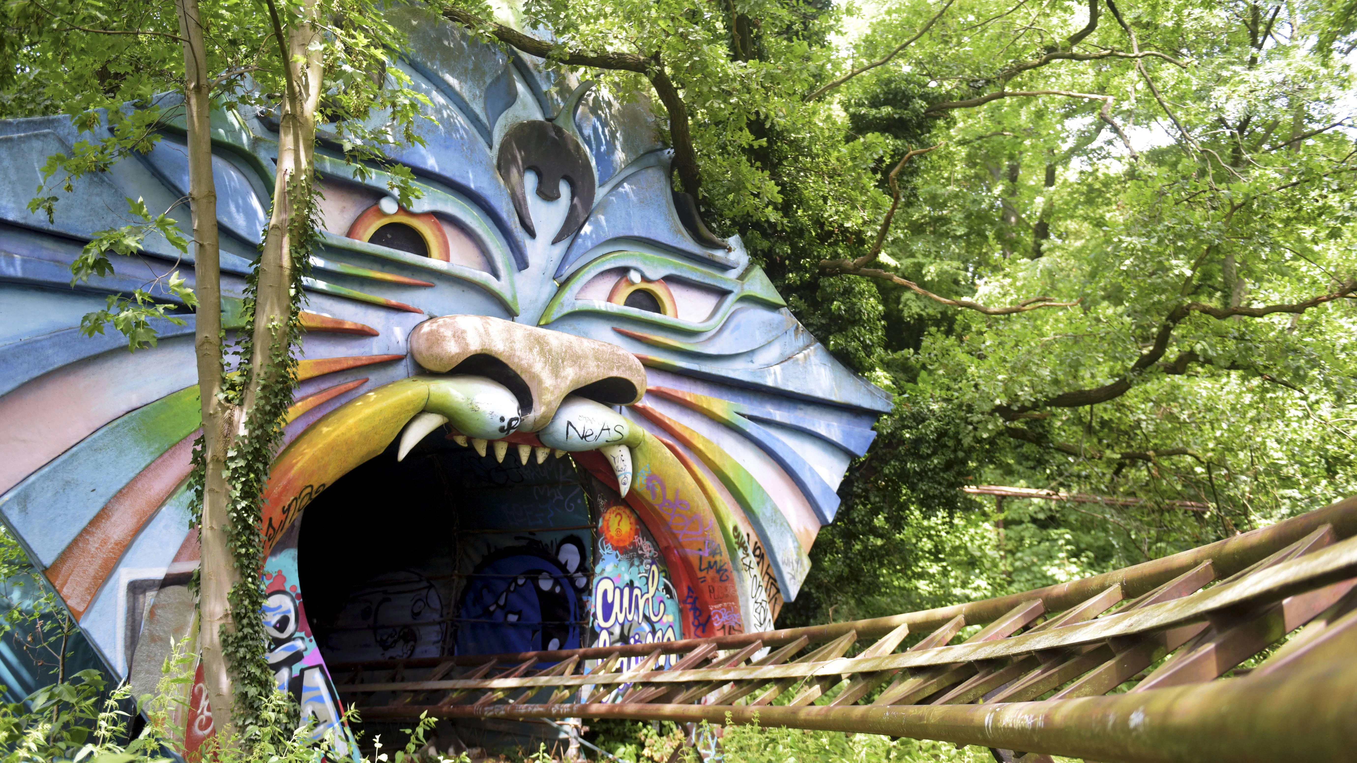 Das legendäre Drachenmaul der Achterbahn „Spreeblitz“.