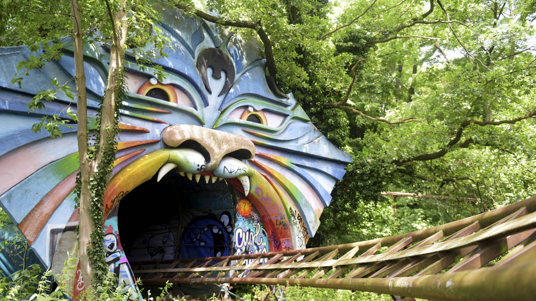 Das legendäre Drachenmaul der Achterbahn „Spreeblitz“.