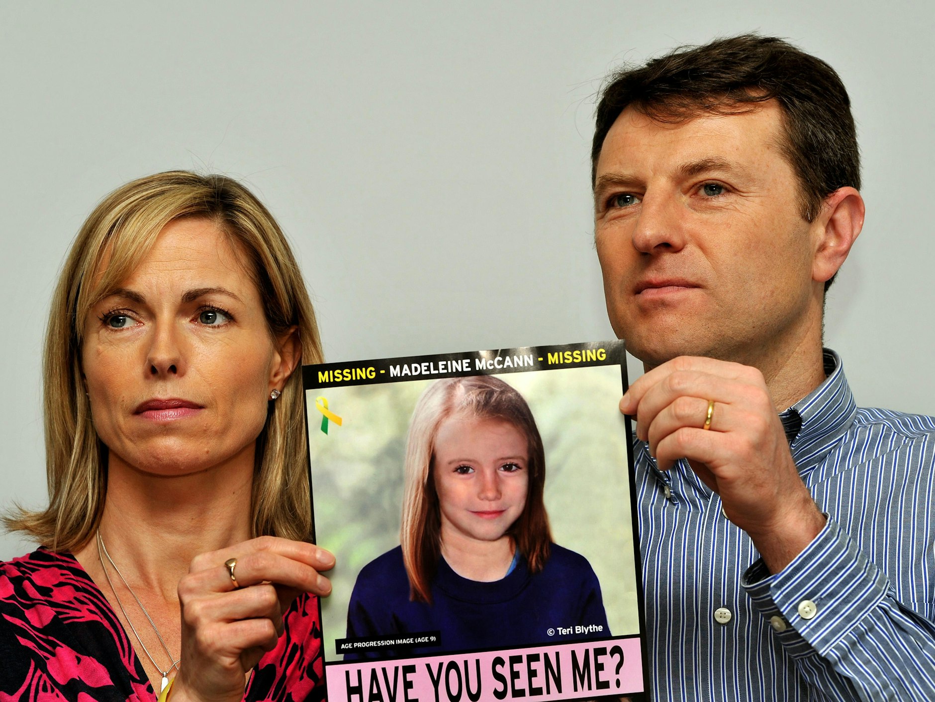 Maddies Eltern, Kate und Gerry McCann, halten bei einem Such-Aufruf das Foto ihrer Tochter hoch. Das Foto zeigt, wie sich Maddies Gesicht in den vergangenen Jahren verändert haben könnte.