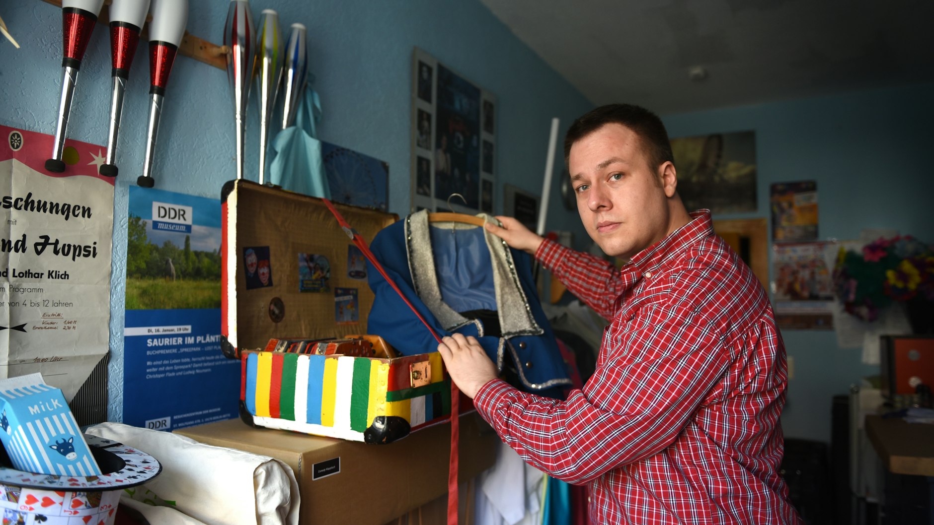 Christopher Flade (31) übernahm vor Jahren die Requisiten der Spreepark-Clowns „Hops und Hopsi“.