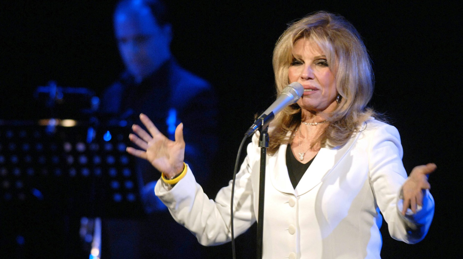 US-Sängerin Nancy Sinatra 2005 bei einem Auftritt in Hamburg.