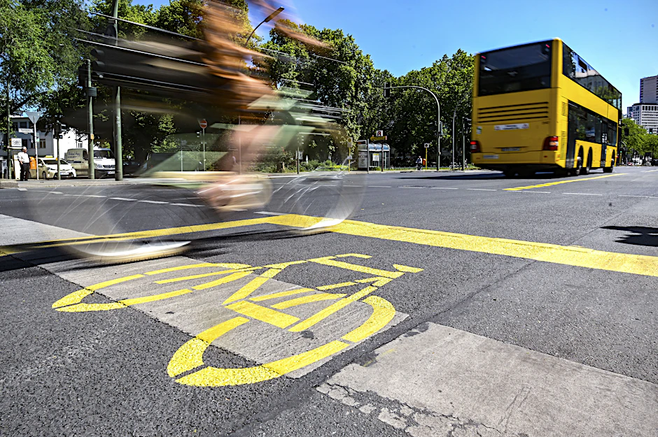 Der provisorische Radfahrstreifen auf der Kantstraße in Charlottenburg. Nach dem Beschluss des Verwaltungsgerichts Berlin (Aktenzeichen VG 11 L 205/20) vom 4. September soll auch er entfernt werden.