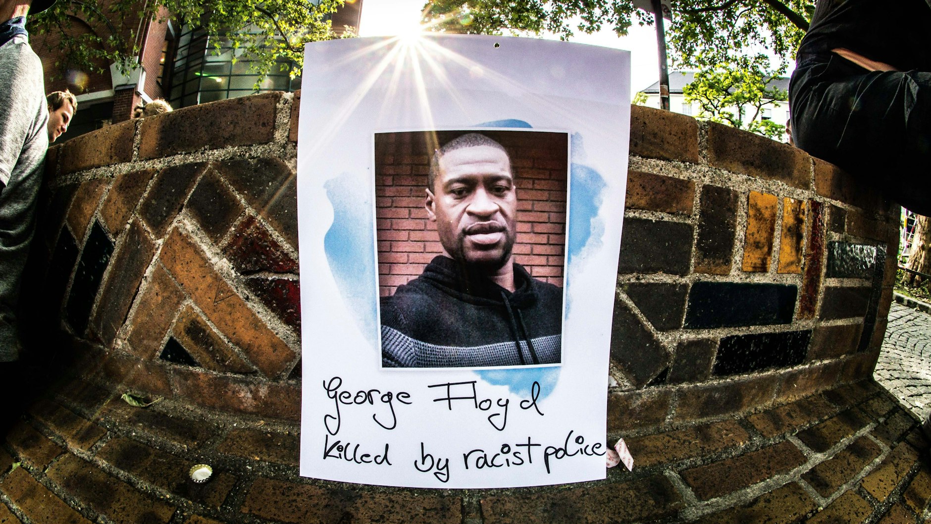 George Floyd - von der rassistischen Polizei getötet", steht auf dem Plakat. Gegen die vier beteiligten Cops erging Ankage.