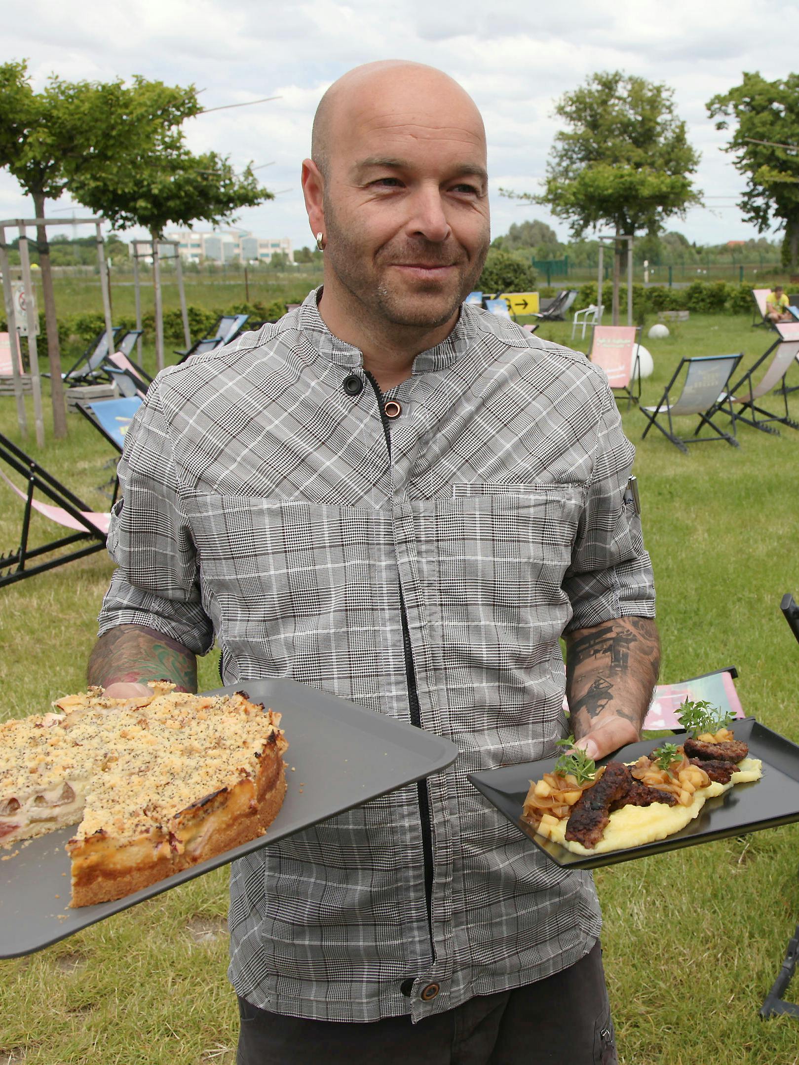 Kai Sauerwald will in Selchow bleiben. Er kann in seinem Hofladen endlich wieder einen Mittagstisch und Kuchen anbieten.<br>