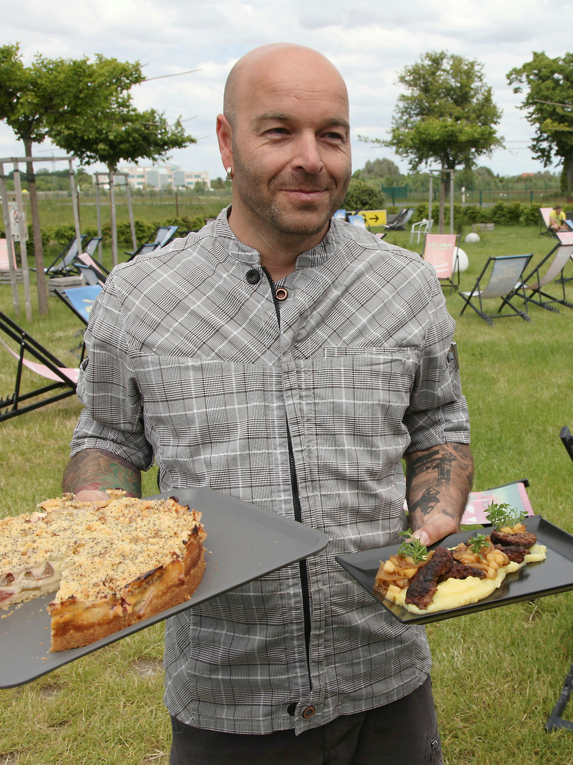 Kai Sauerwald will in Selchow bleiben. Er kann in seinem Hofladen endlich wieder einen Mittagstisch und Kuchen anbieten.<br>
