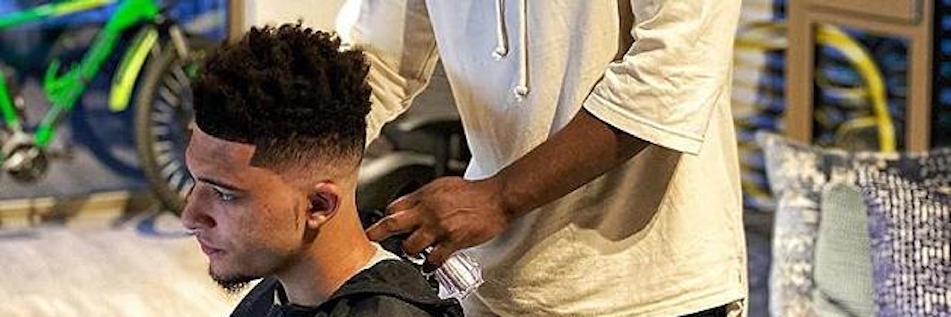 Nicht corona-gerecht: BVB-Star Jadon Sancho ließ sich zu Hause und ohne Mundschutz die Haare schneiden.