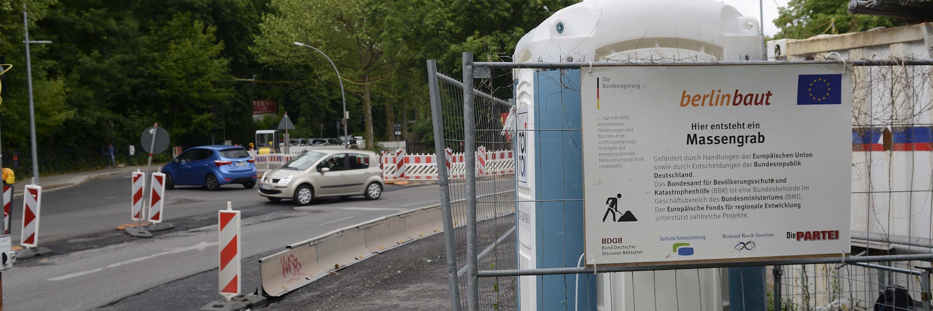Wiltbergstrasse Ecke Karower Chaussee. In Buch hält ein Plakat der "Partei" den Finger in die Wunde. 