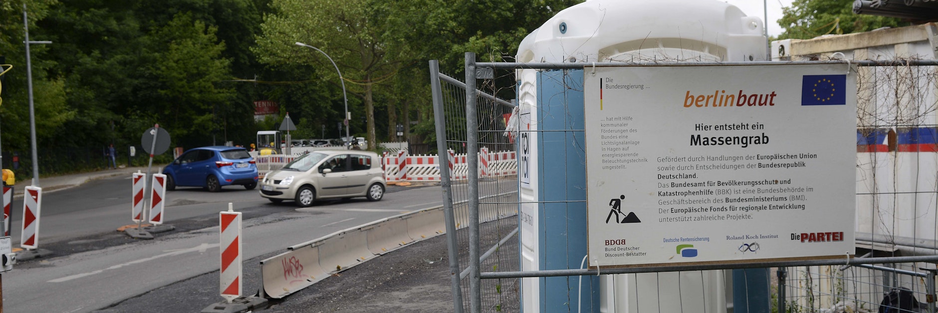 Wiltbergstrasse Ecke Karower Chaussee. In Buch hält ein Plakat der "Partei" den Finger in die Wunde.&nbsp;