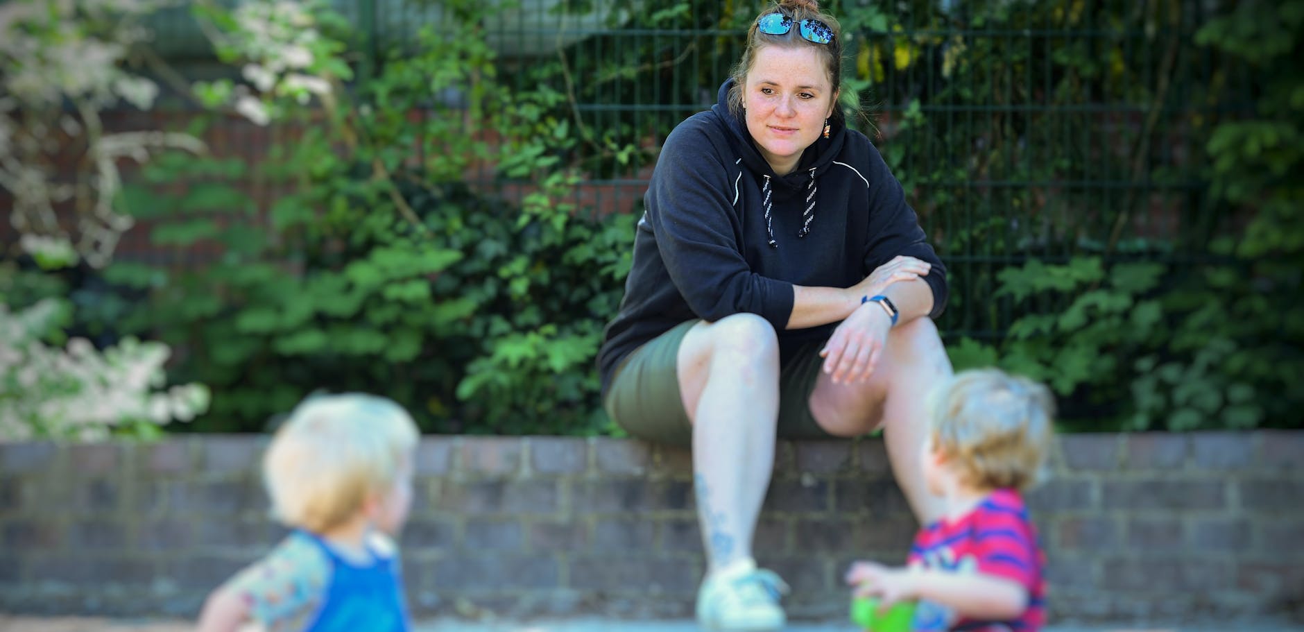 Friederike Hagedorn mit ihren beiden dreijährigen Kindern Connor (3) und Kellan (3)