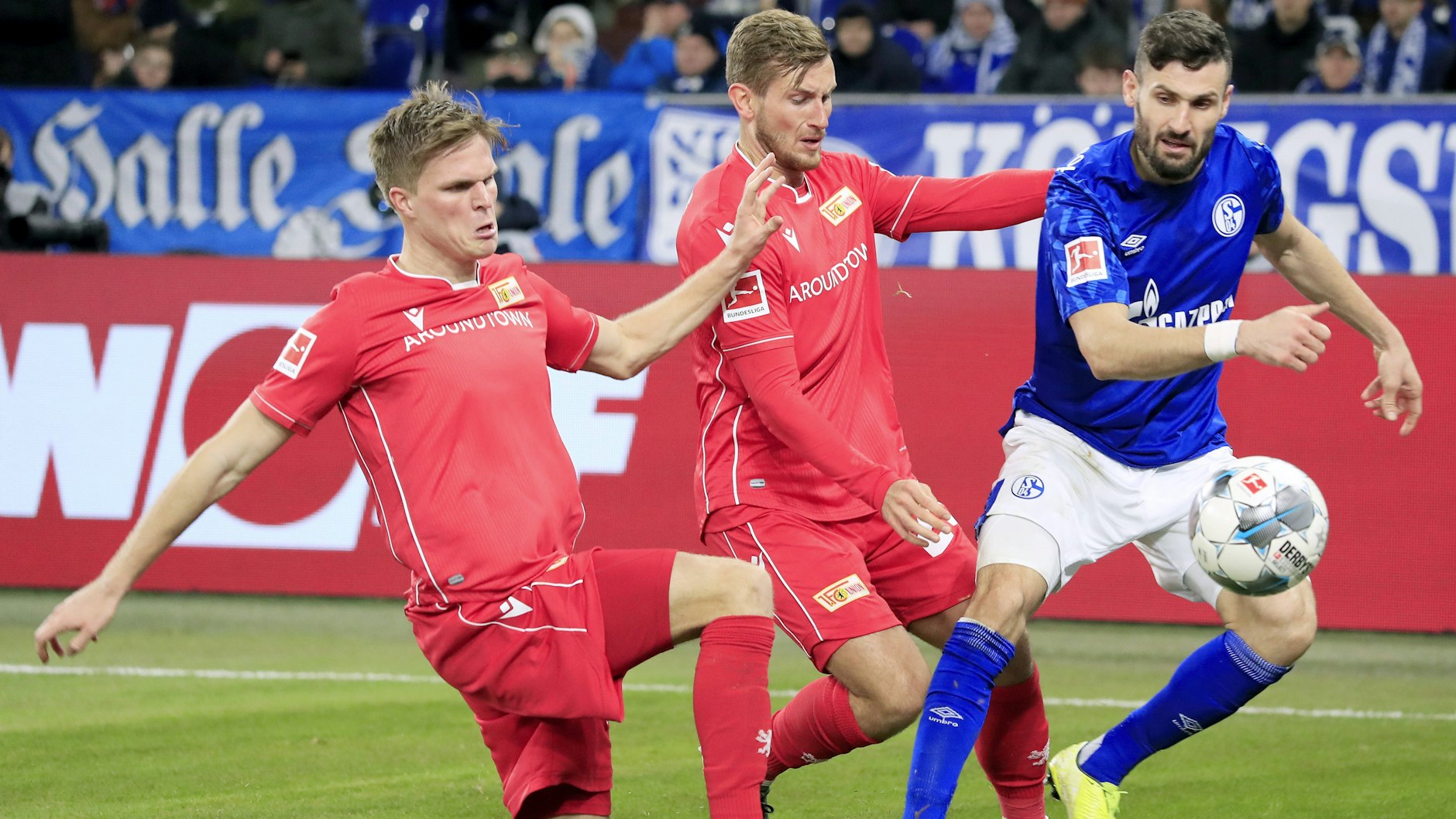 Mit vereinten Kräften: Marius Bülter und Christopher Lenz (v. l.) bedrängen im Hinspiel gemeinsam Schalkes Daniel Caligiuri.&nbsp;