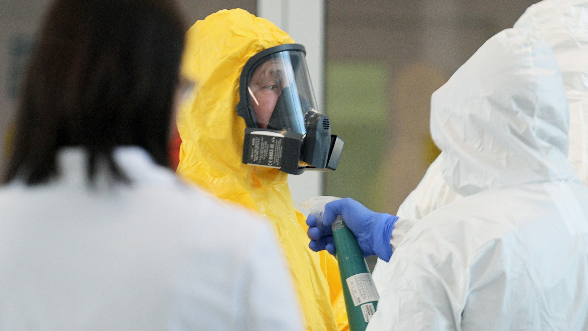Putin im Schutzanzug beim Besuch eines Corona-Krankenhauses bei Moskau.