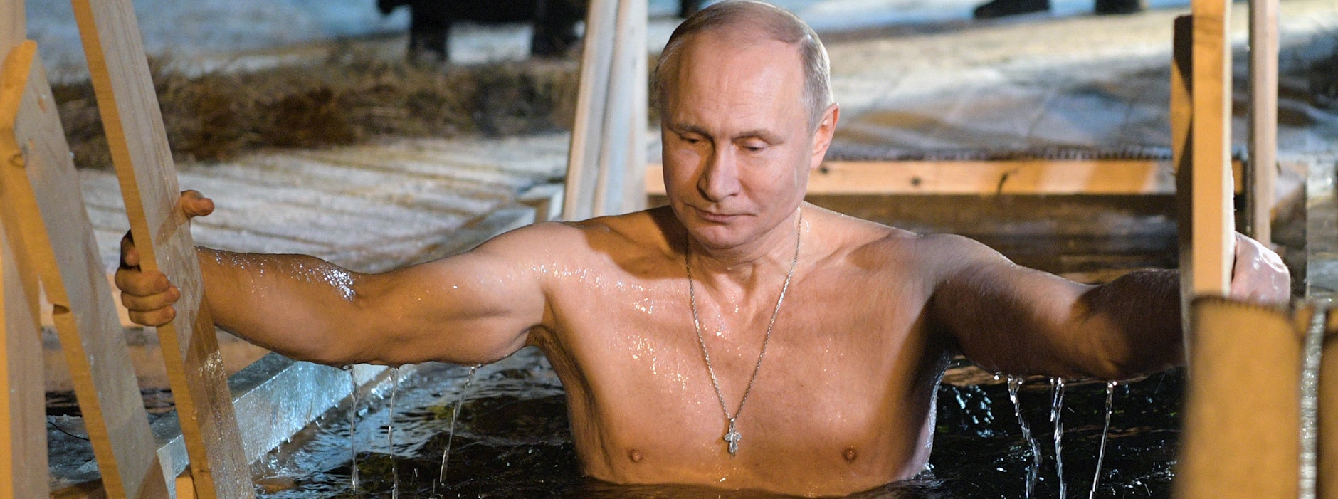 Wladimir Putin gibt sich gern als harter Typ, steigt dafür auch im Winter in eiskalte Seen.