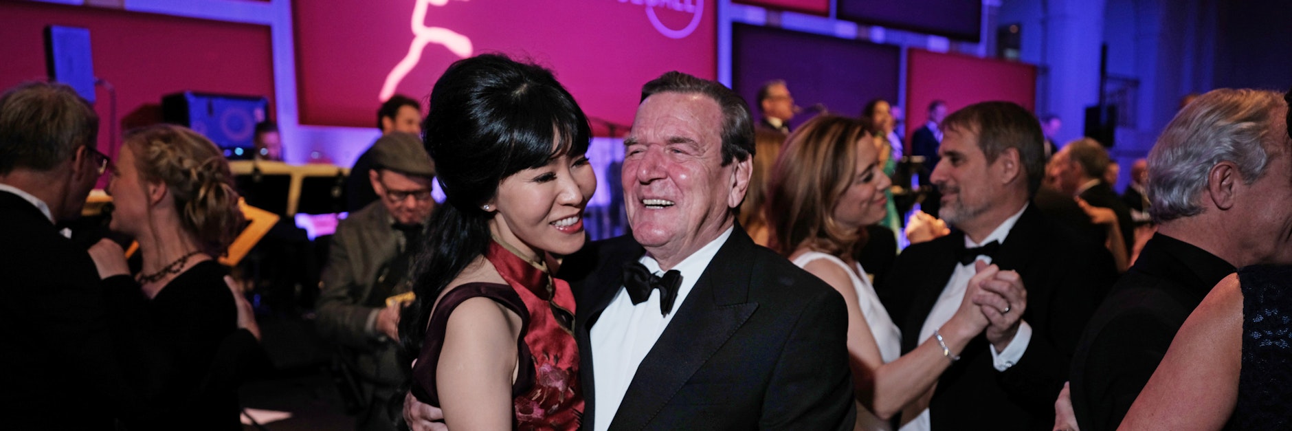 Gerhard Schröder und Ehefrau Kim So-yeon beim Tanzen auf dem 70. Bundespresseball 2019 im Hotel Adlon.&nbsp;