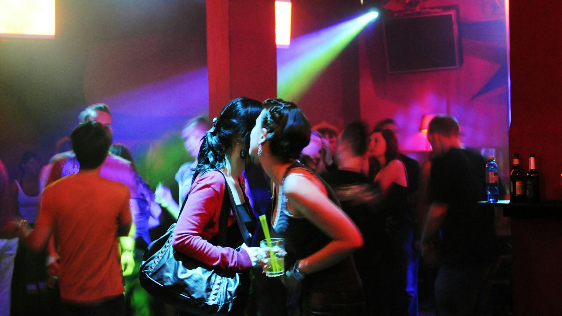 Ein Berliner Club: Geschlossene, schlecht belüftete Räume können Orte sogenannter Cluster-Ausbrüche sein.