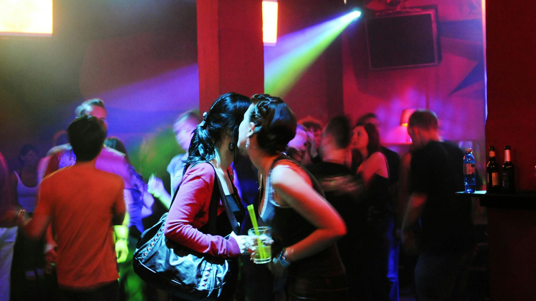 Ein Berliner Club: Geschlossene, schlecht belüftete Räume können Orte sogenannter Cluster-Ausbrüche sein.