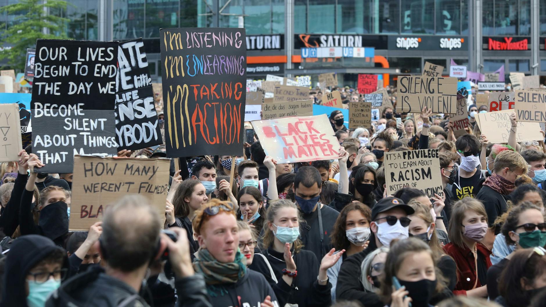 Gemeinsam schwiegen die Demo-Teilnehmer für acht Minuten und 46 Sekunden - die Zeit, in der George Floyd um sein Leben kämpfte.