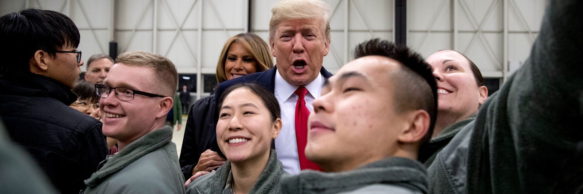 Donald Trump und Ehefrau Melania (5.v.r) besuchten 2018 die US-Truppen auf dem Stützpunkt in Ramstein (Rheinland-Pfalz).