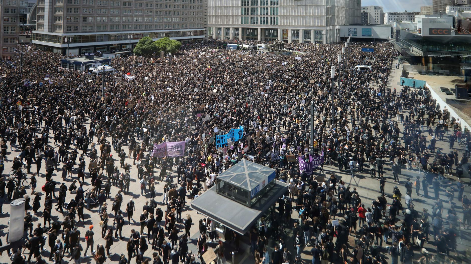 Tausende Berliner nehmen an der „Silent Demo“ auf dem Alex teil.