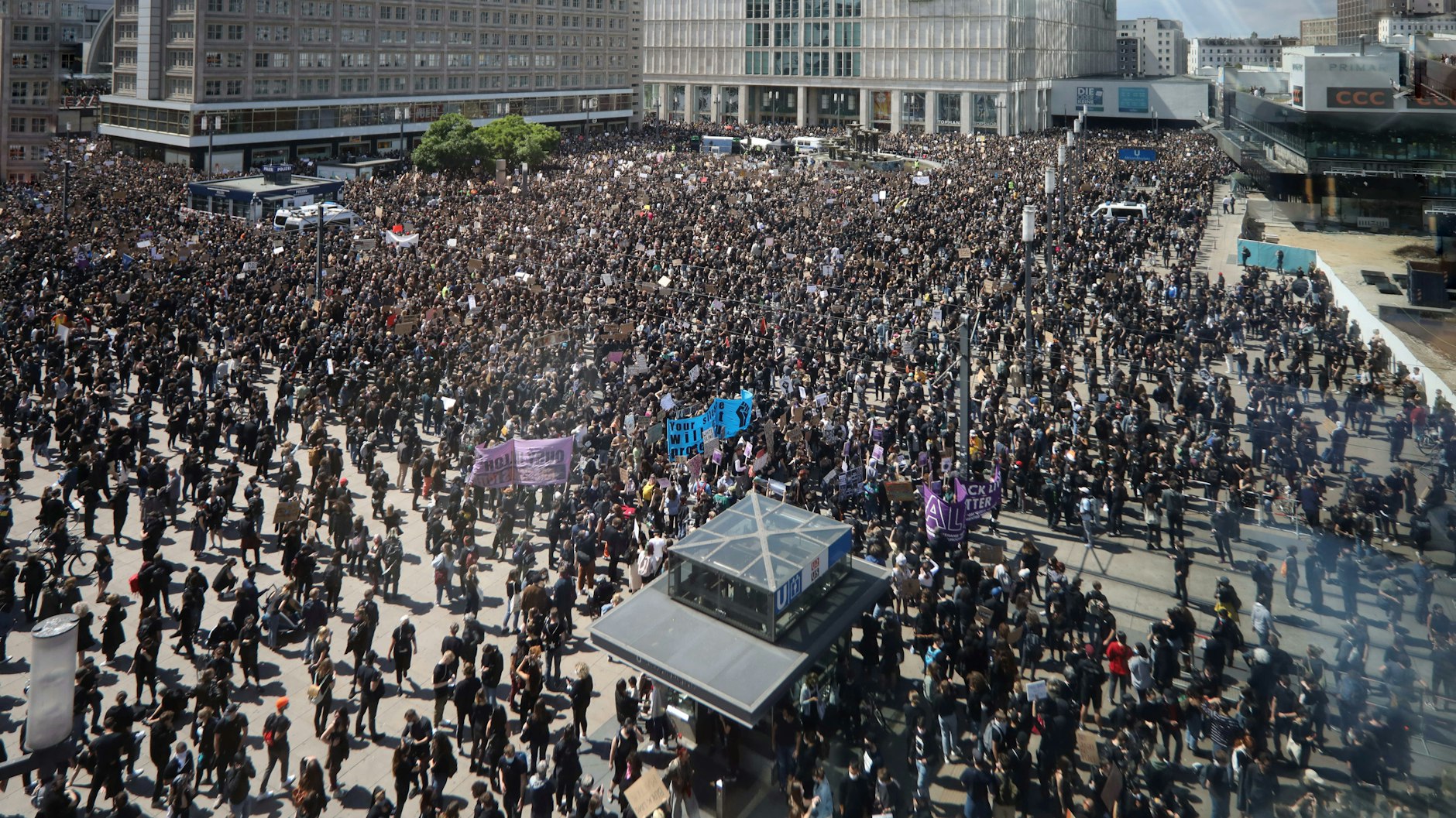 Tausende Berliner nehmen an der&nbsp;„Silent Demo“ auf dem Alex teil.