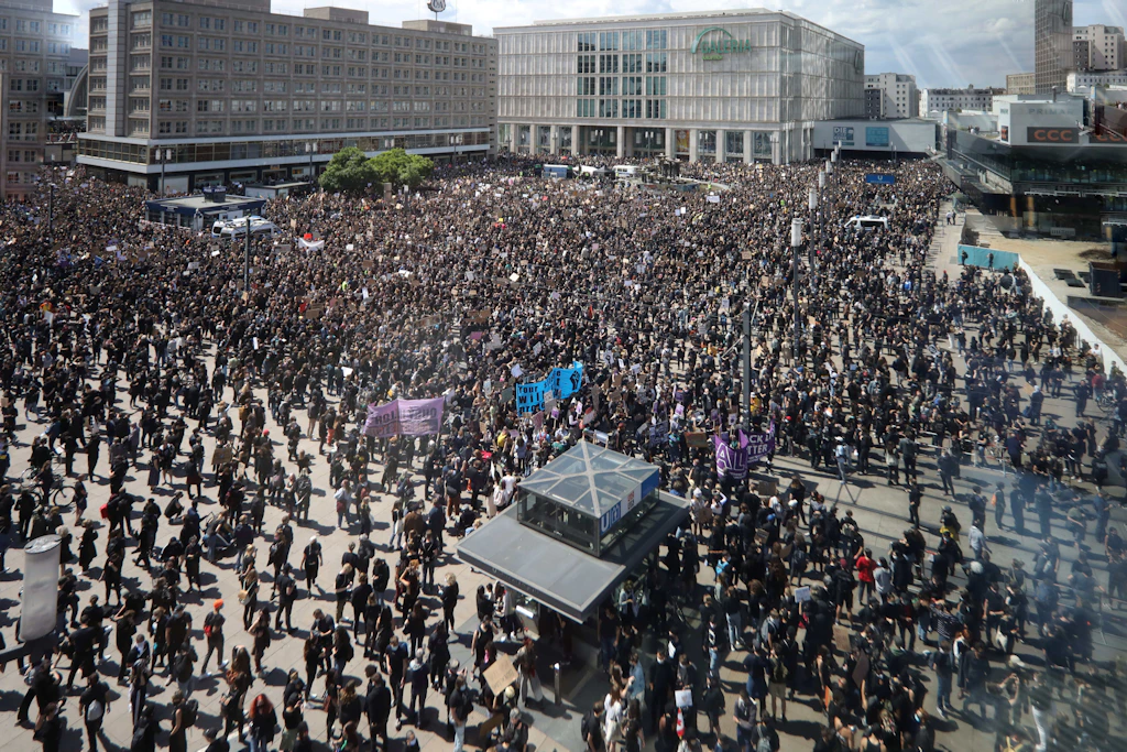 15.000 Menschen bei „Silent Demo“ gegen Rassismus auf dem Berliner Alex