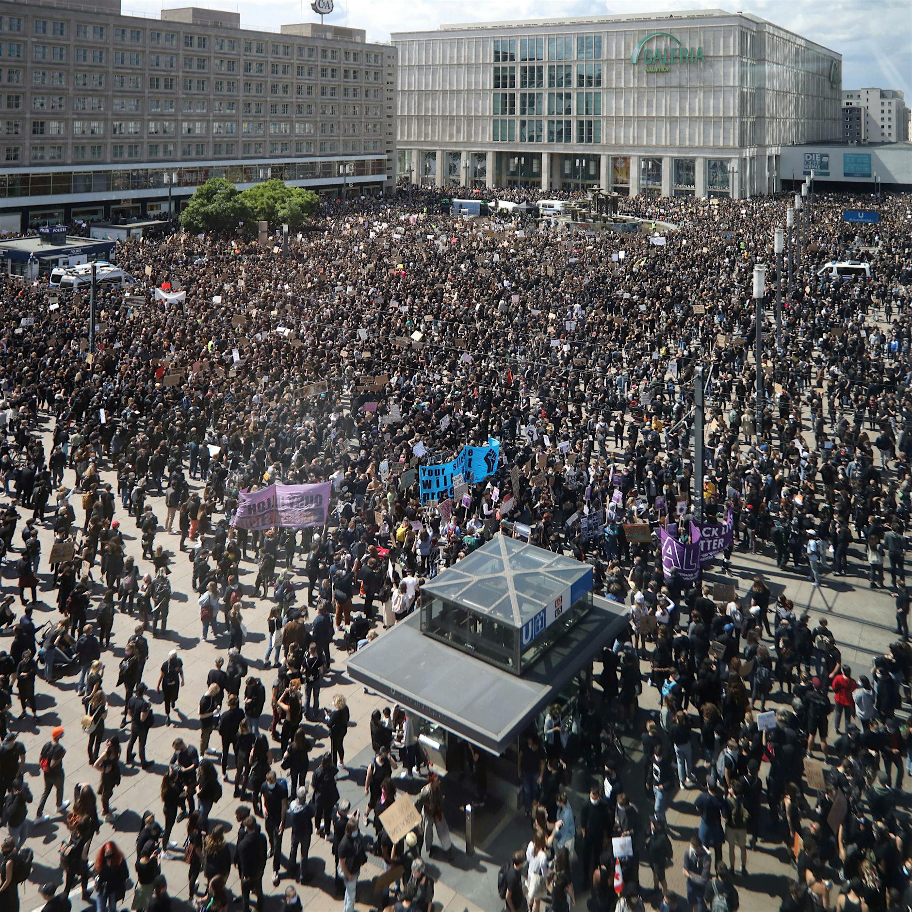 15.000 Menschen bei „Silent Demo“ gegen Rassismus auf dem Berliner Alex