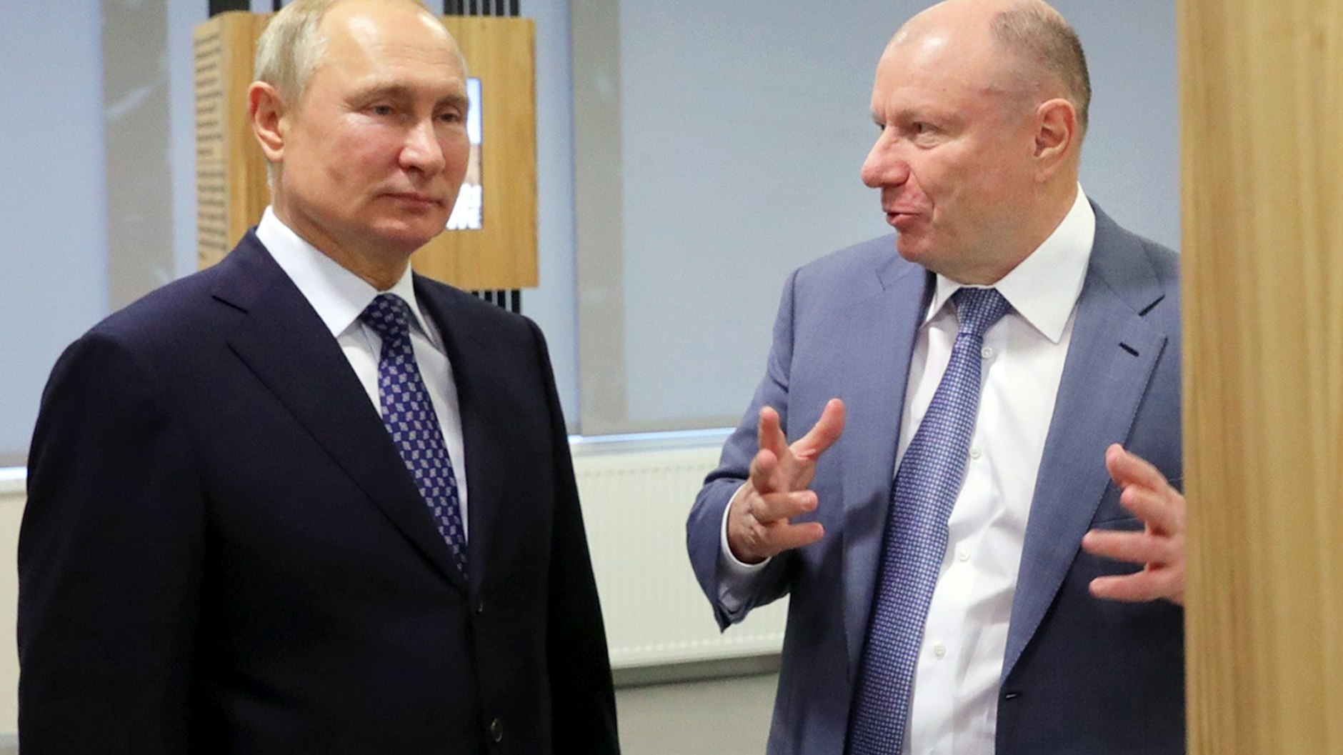 Wladimir Putin legt sich wegen der Umwelt-Katastrophe mit dem reichsten Mann Russlands an - dem Oligarchen Wladimir Potanin (r.).