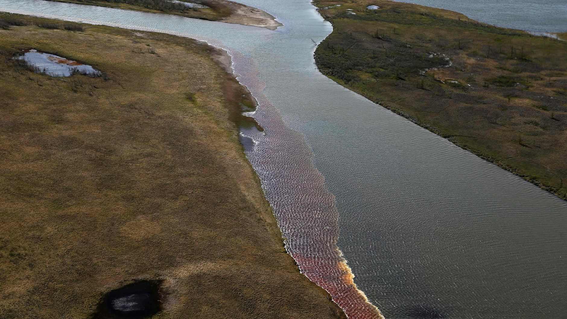 Das Wasser des Flusses ist ocker gefärbt. Präsident Putin rief wegen der Ölpest den nationalen Notstand aus.