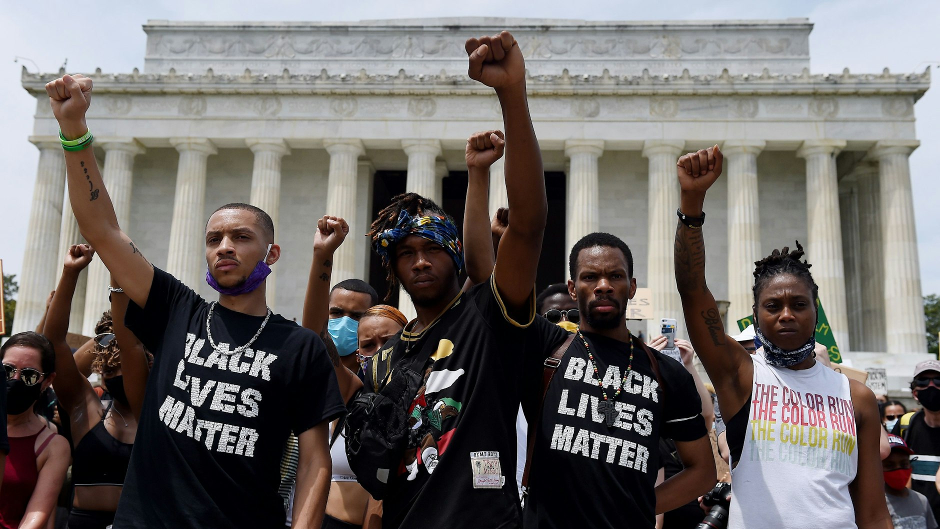 Demonstranten ballen am Lincoln Memorial die Fäuste. Dort hielt vor 50 Jahren Martin Luther King seine berühmte Rede "I have a dream".