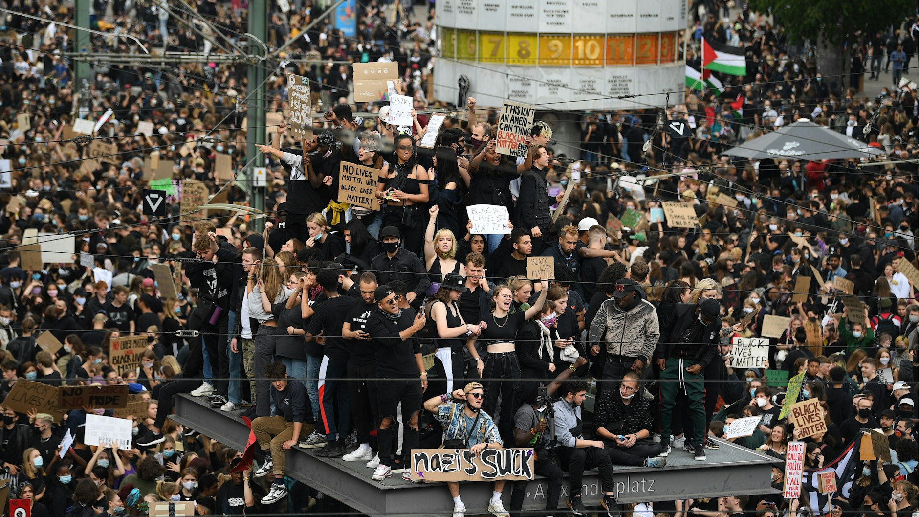 Dicht gedrängt stehen die Teilnehmer der „Silent Demo“&nbsp;auf dem Alexanderplatz.