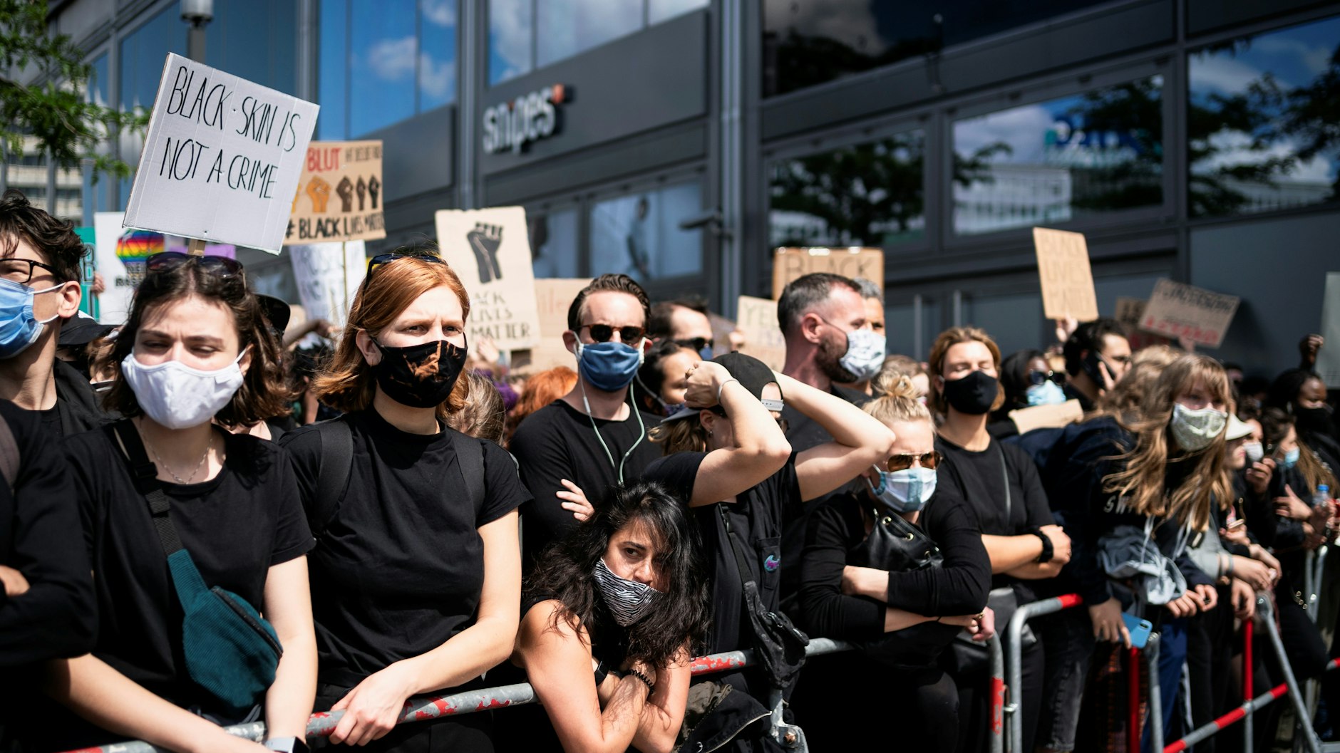 Etwa 15.000 Menschen demonstrierten bei der „Silent Demo“ gegen Rassismus in Gedenken an den Tod des Amerikaners George Floyd auf dem Berliner Alexanderplatz.