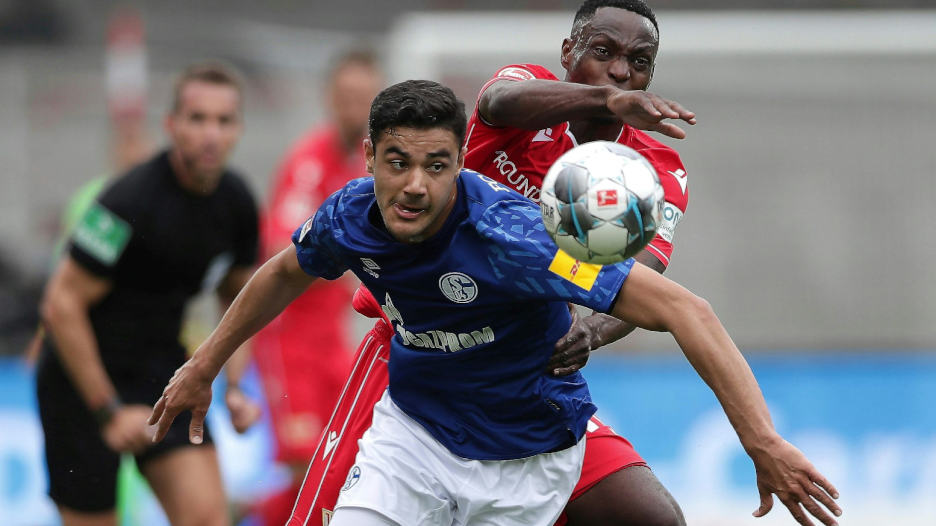 Anthony Ujah im Zweikampf mit Schalkes Ozan Kabak.