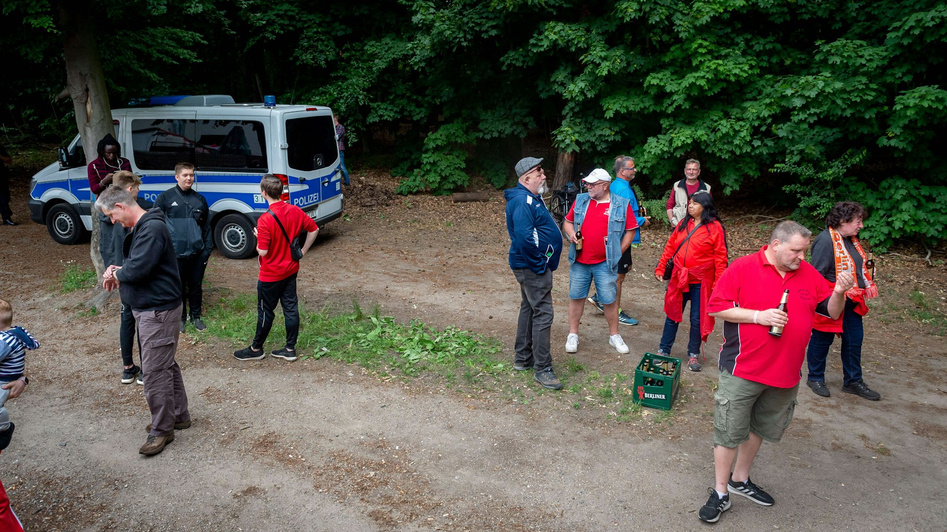 Fans unterstützen die Mannschaft vom 1. FC Union vor dem Stadion an der Alten Försterei während des Spiels gegen Schalke 04.