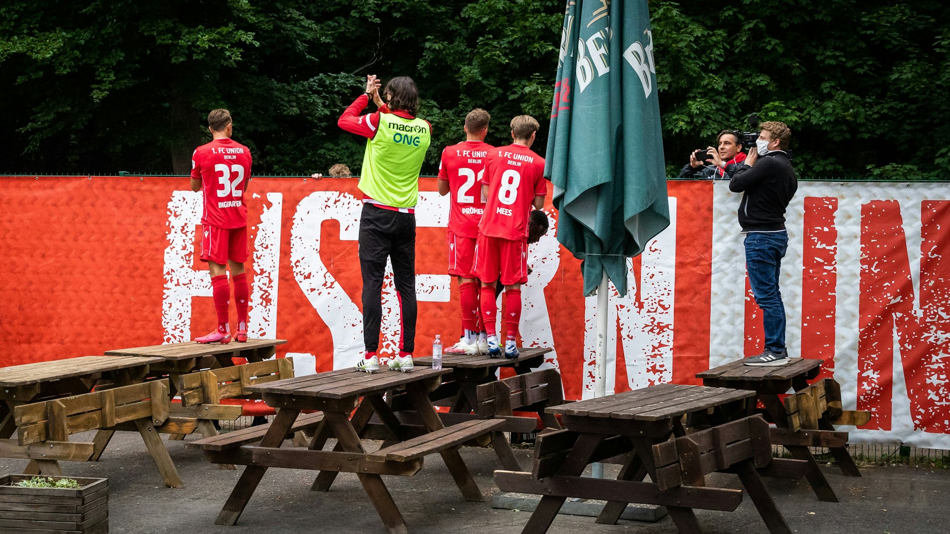 Die Fans des 1. FC Union unterstützen ihr Team mit Gesängen vor dem Stadion. Die Fußballer bedanken sich nach dem Abpfiff. 