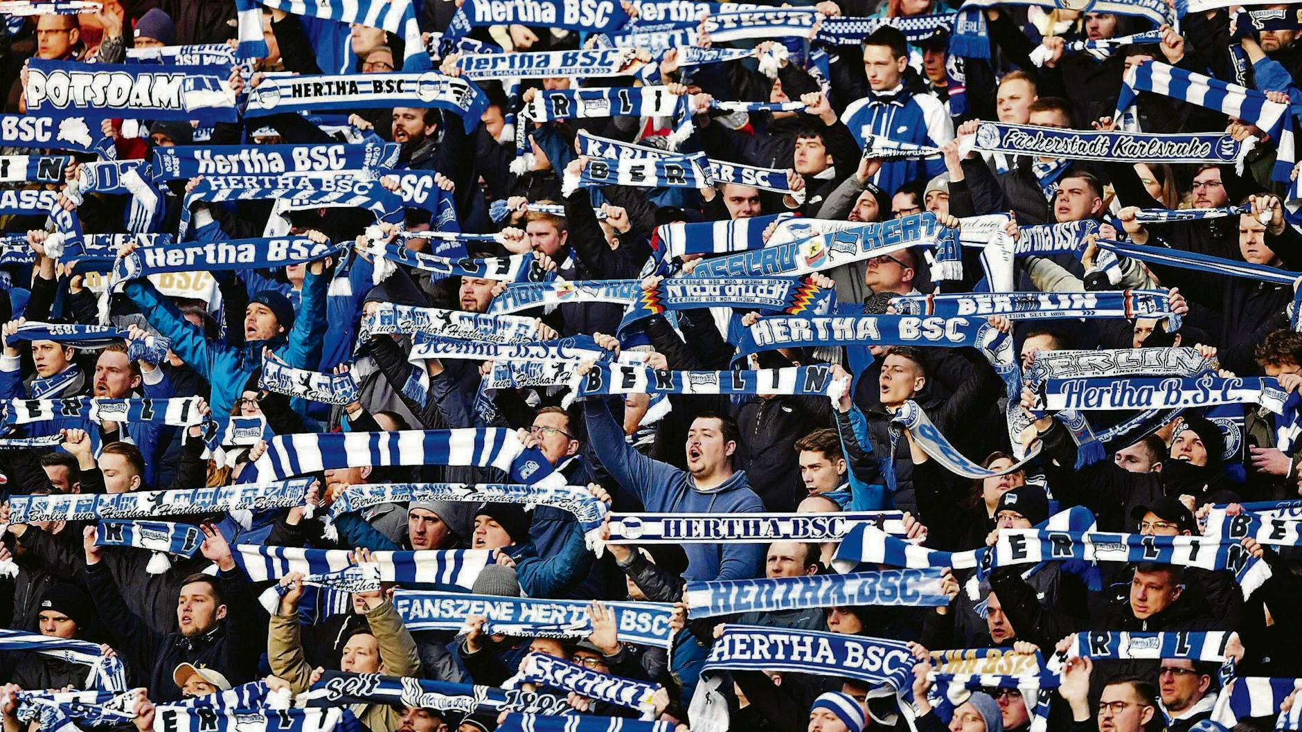 Hertha-Fans mit Schals in der Ostkurve Hertha BSC. (Symbolbild)
