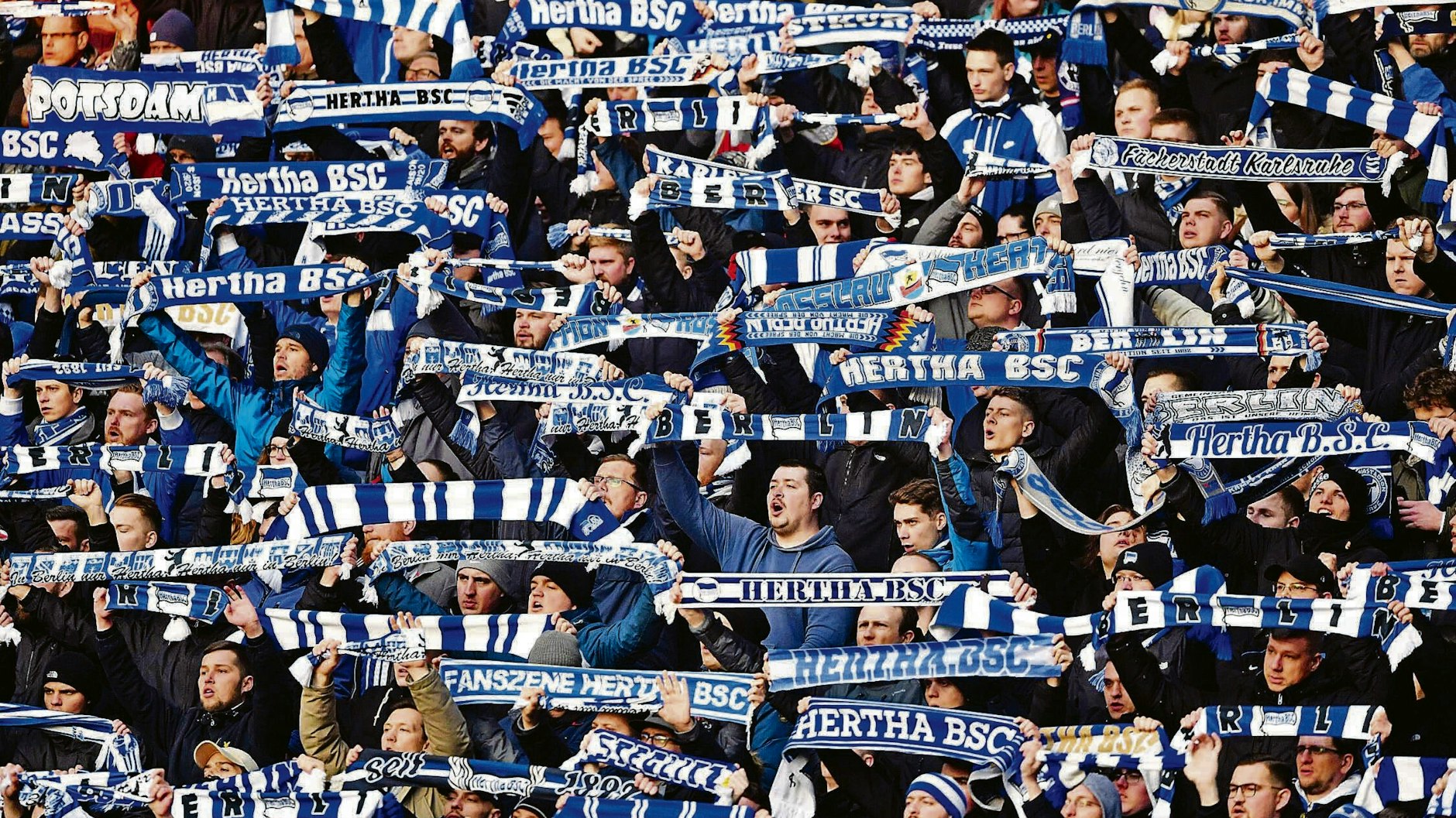 Hertha-Fans mit Schals in der Ostkurve Hertha BSC. (Symbolbild)