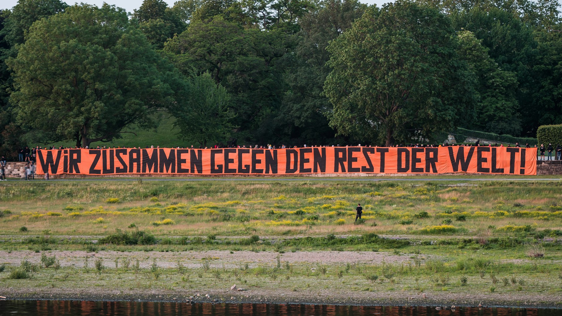 Mit einem Spruchband versuchen die Fans von Dynamo Dresden, die Spieler des Zweitligaklubs zu motivieren.