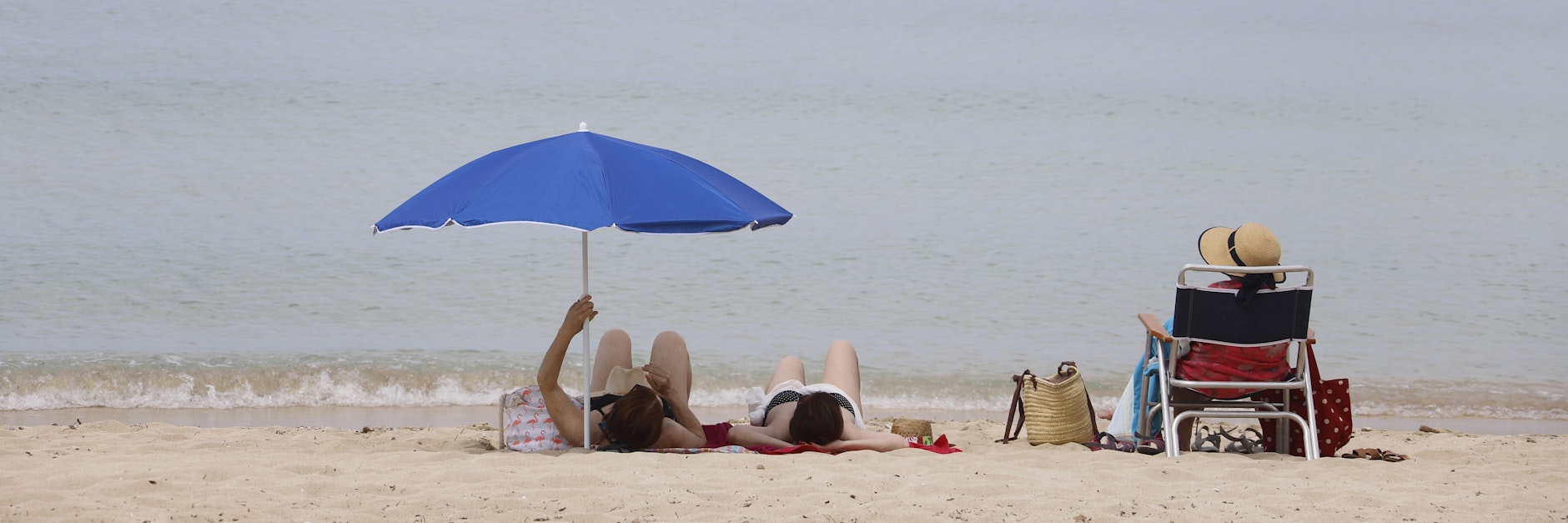 Menschen sonnen sich am Strand von Arenal.&nbsp;